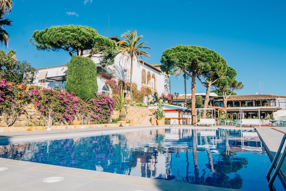 Hotel Roger de Flor Seleqtta — Swimming pool in Lloret de Mar, Catalonia