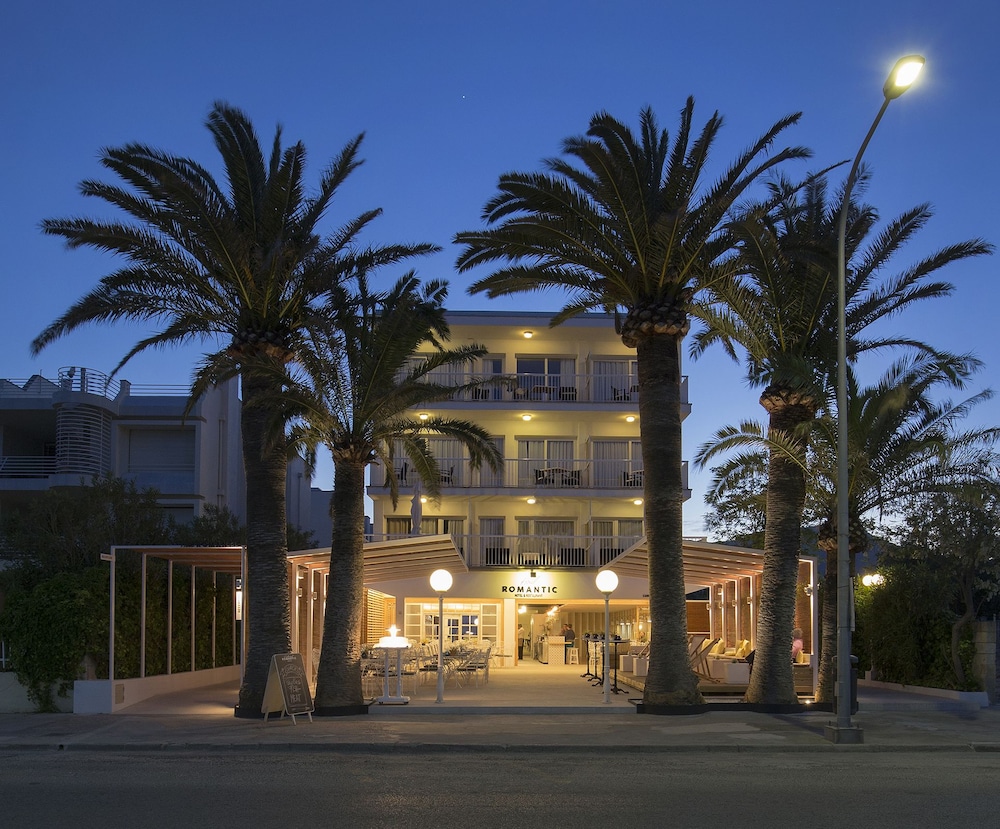 Hotel Cabot Romantic - Adults Only — Hotel building in Puerto Pollensa, Balearic Islands