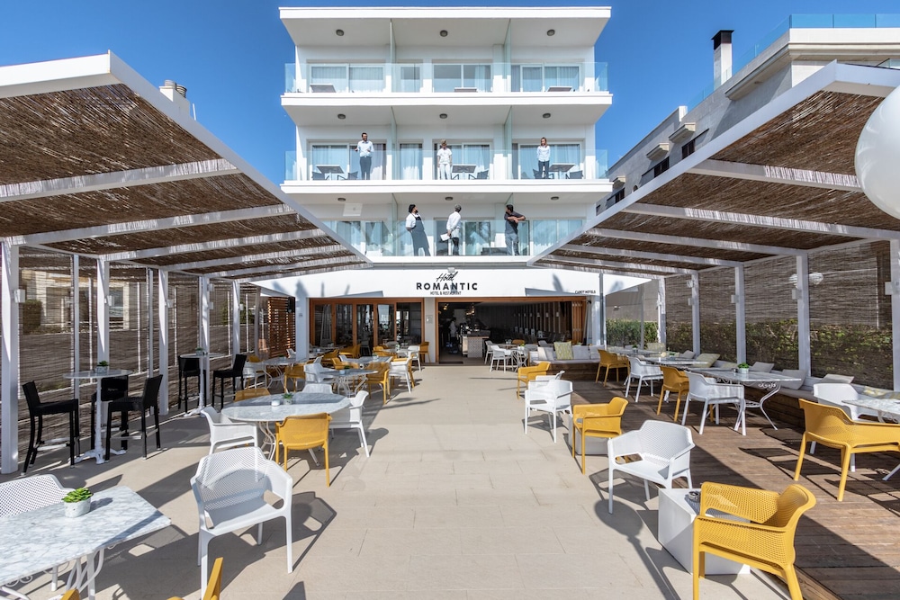 Hotel Cabot Romantic - Adults Only — Hotel building in Puerto Pollensa, Balearic Islands