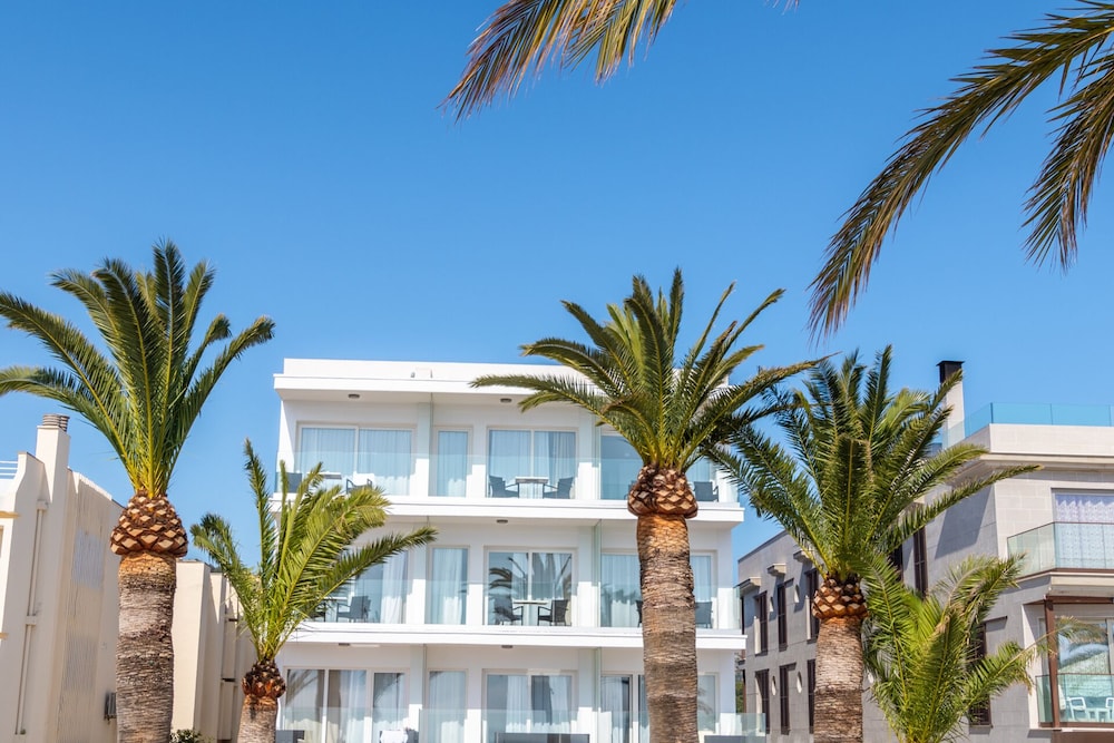 Hotel Cabot Romantic - Adults Only — Hotel building in Puerto Pollensa, Balearic Islands
