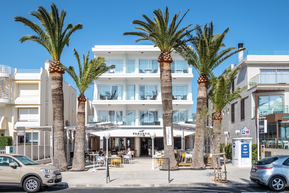 Hotel Cabot Romantic - Adults Only — Hotel building in Puerto Pollensa, Balearic Islands