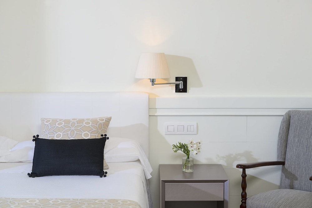 Hotel Santa Marta — Hotel rooms in Lloret de Mar, Catalonia