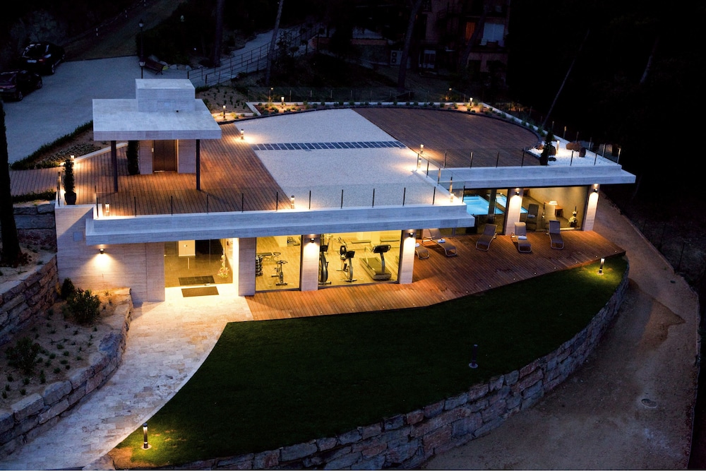 Hotel Santa Marta — Hotel building in Lloret de Mar, Catalonia