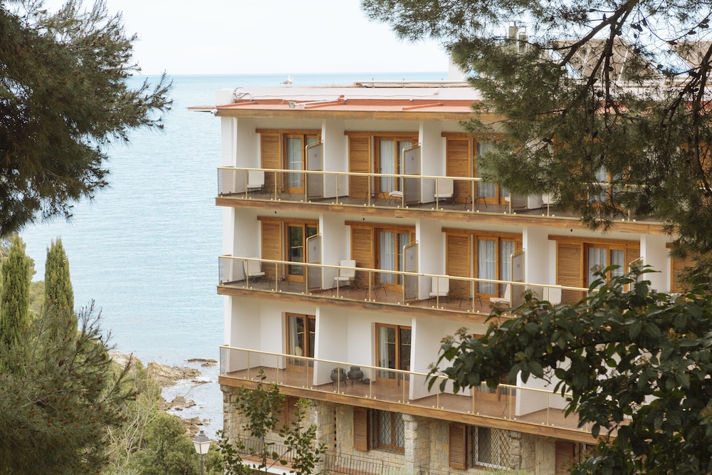 Hotel Santa Marta — Hotel building in Lloret de Mar, Catalonia