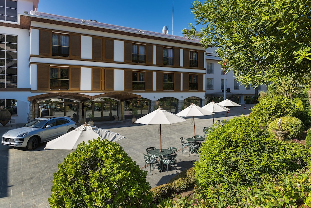 Hotel Santa Marta — Hotel building in Lloret de Mar, Catalonia