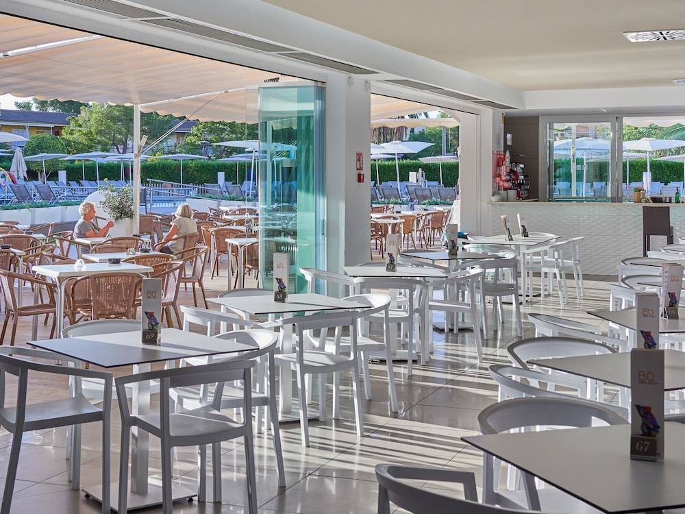BQ Delfín Azul Hotel — Restaurant & bars in Alcudia, Balearic Islands