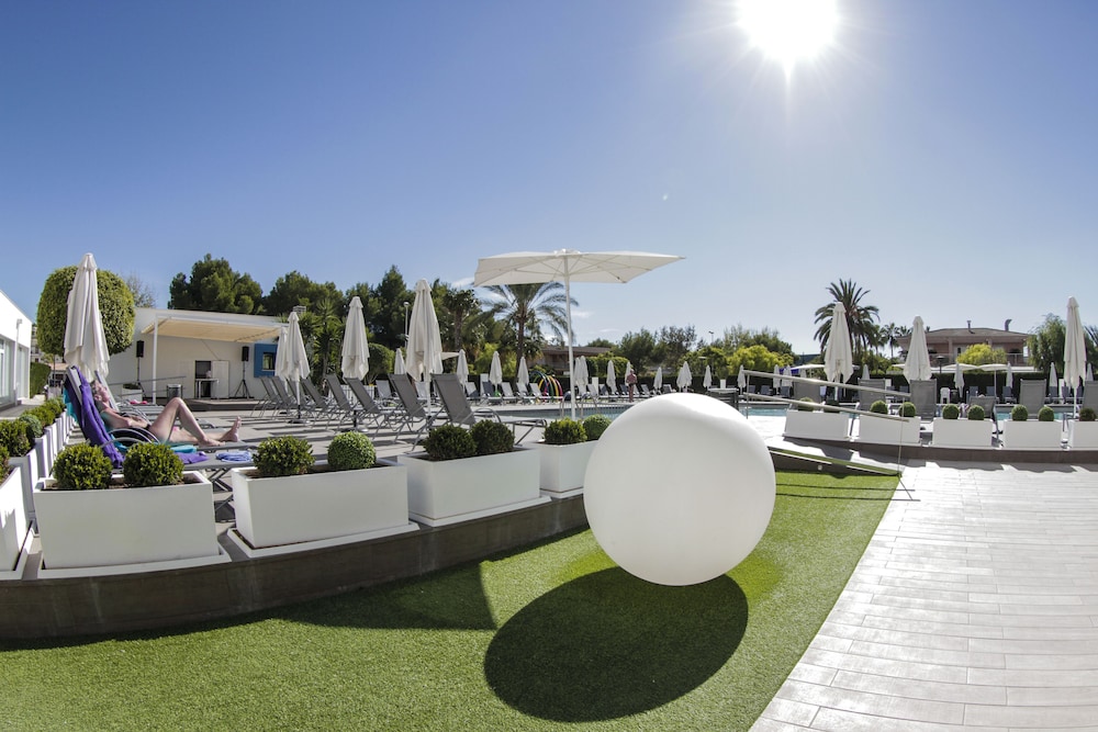 BQ Delfín Azul Hotel — Swimming pool in Alcudia, Balearic Islands