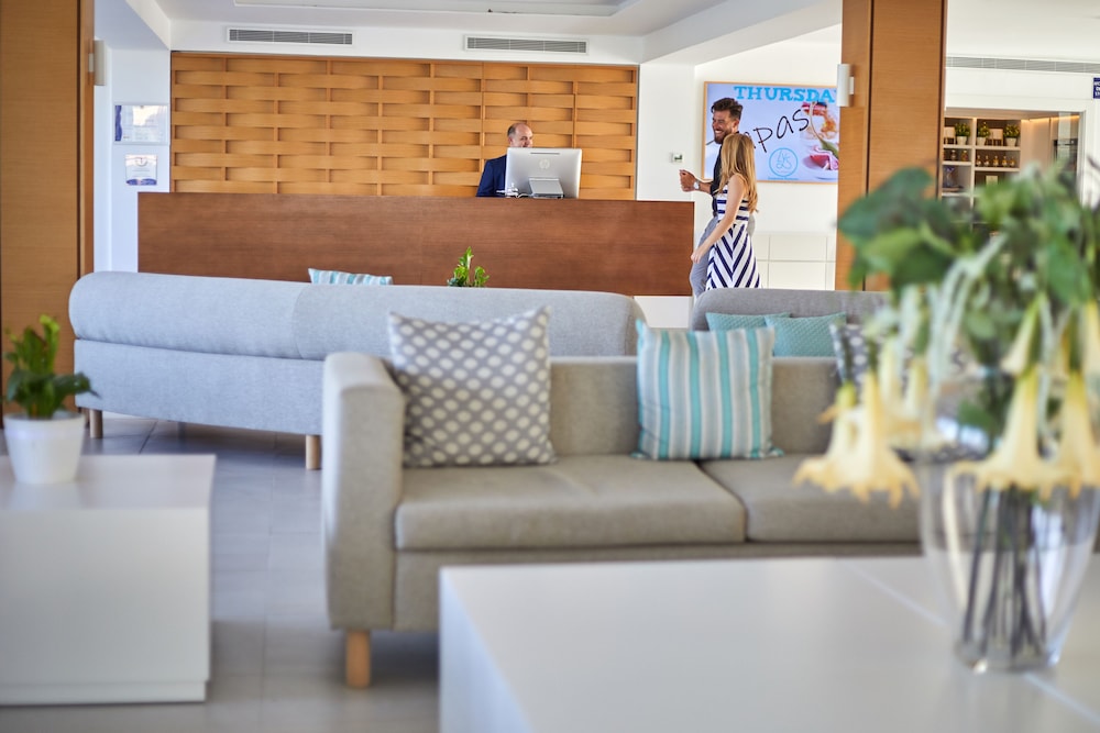 Monsuau Cala D'Or Hotel - Adults Only — Hotel building in Cala Ferrera, Balearic Islands