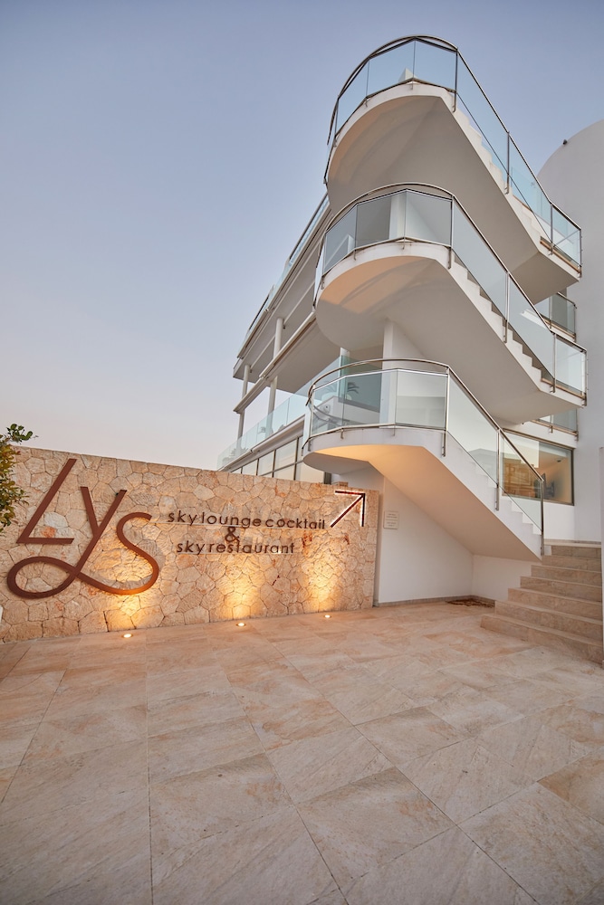 Monsuau Cala D'Or Hotel - Adults Only — Hotel building in Cala Ferrera, Balearic Islands