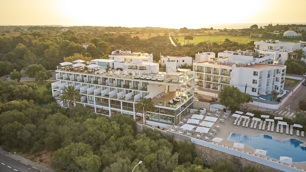 Monsuau Cala D'Or Hotel - Adults Only — Hotel building in Cala Ferrera, Balearic Islands