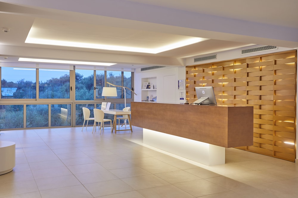 Monsuau Cala D'Or Hotel - Adults Only — Hotel building in Cala Ferrera, Balearic Islands