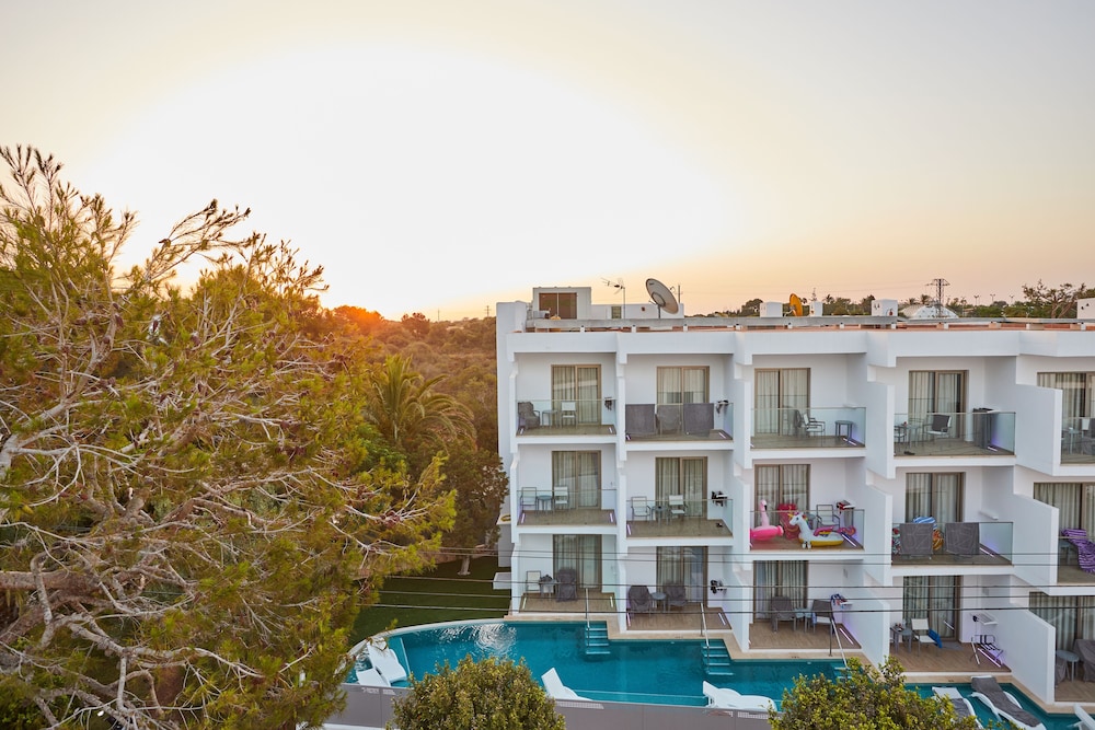 Monsuau Cala D'Or Hotel - Adults Only — Hotel building in Cala Ferrera, Balearic Islands
