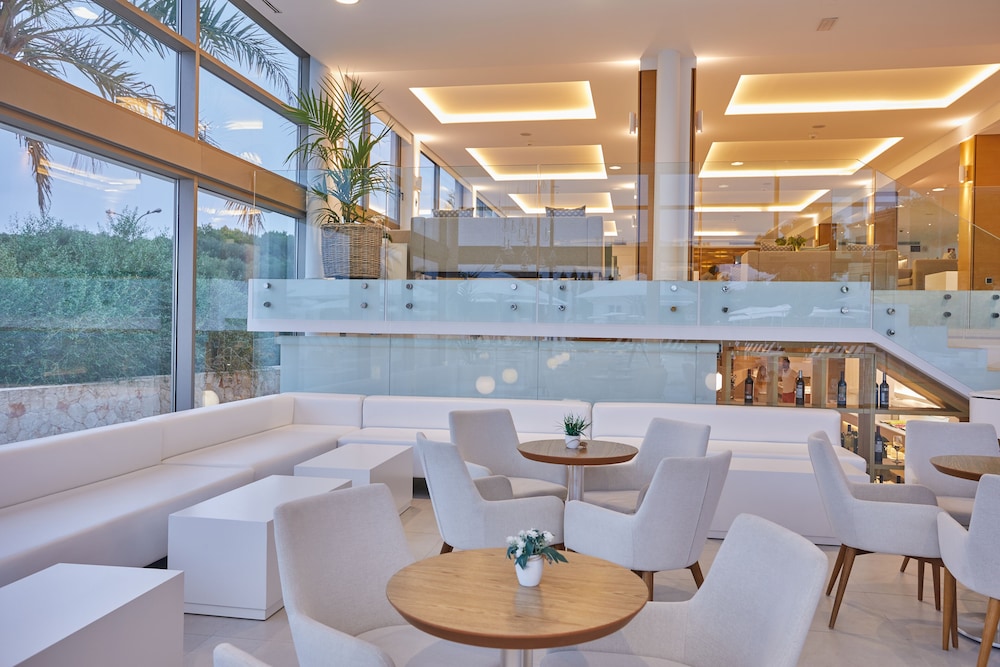 Monsuau Cala D'Or Hotel - Adults Only — Restaurant & bars in Cala Ferrera, Balearic Islands