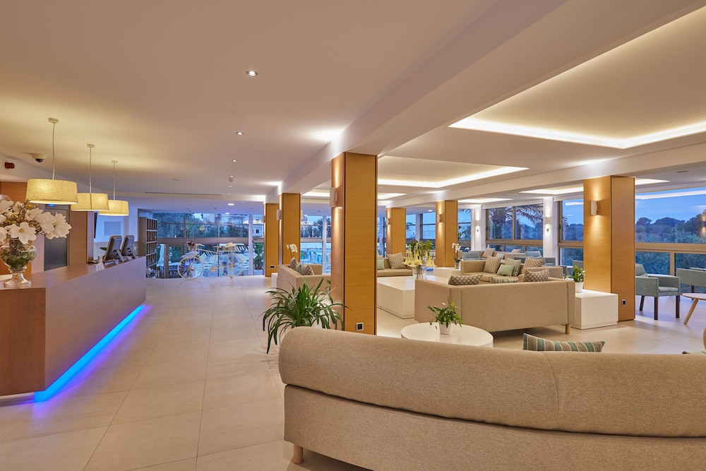 Monsuau Cala D'Or Hotel - Adults Only — Hotel building in Cala Ferrera, Balearic Islands