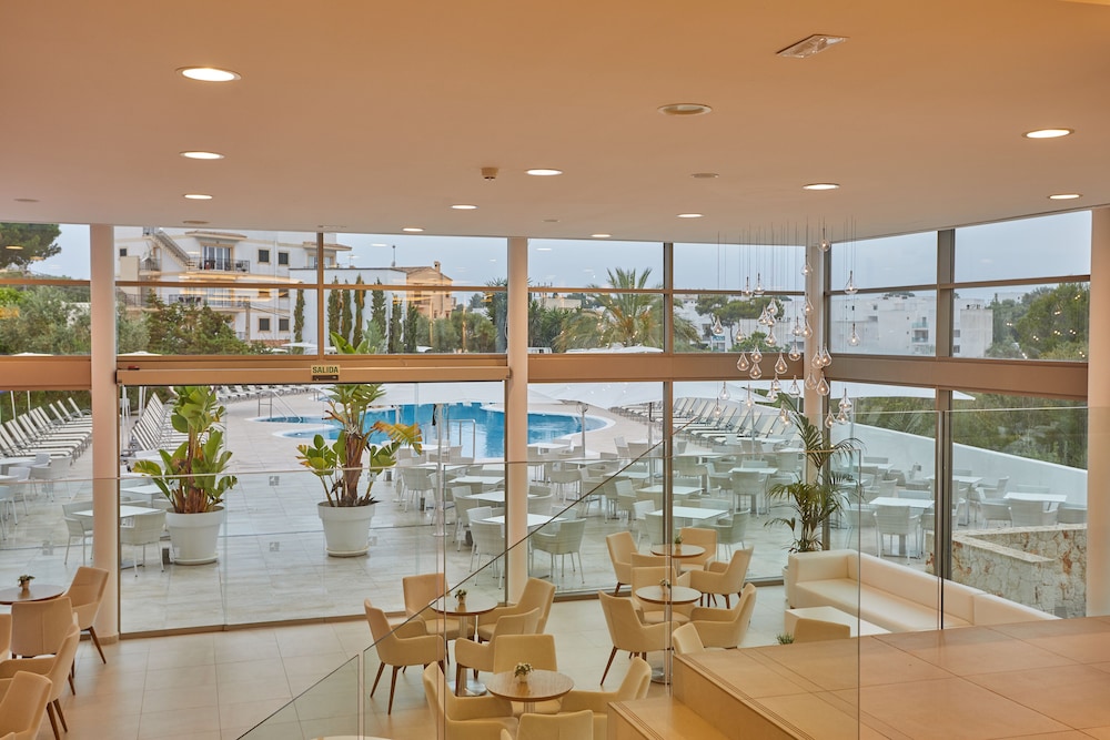 Monsuau Cala D'Or Hotel - Adults Only — Restaurant & bars in Cala Ferrera, Balearic Islands