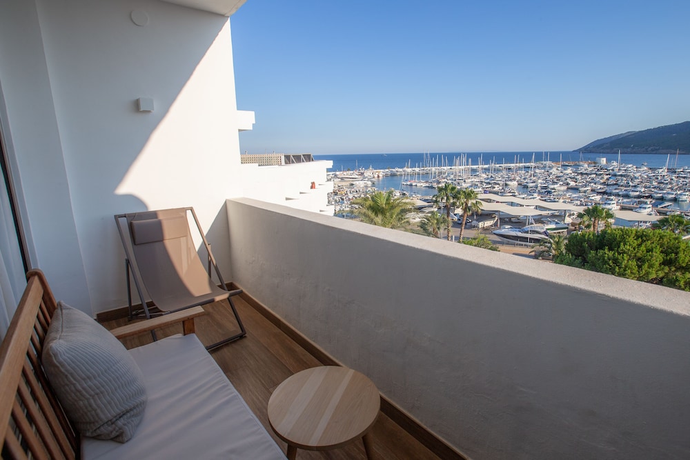 Hotel Tres Torres — Hotel rooms in Santa Eulalia, Balearic Islands