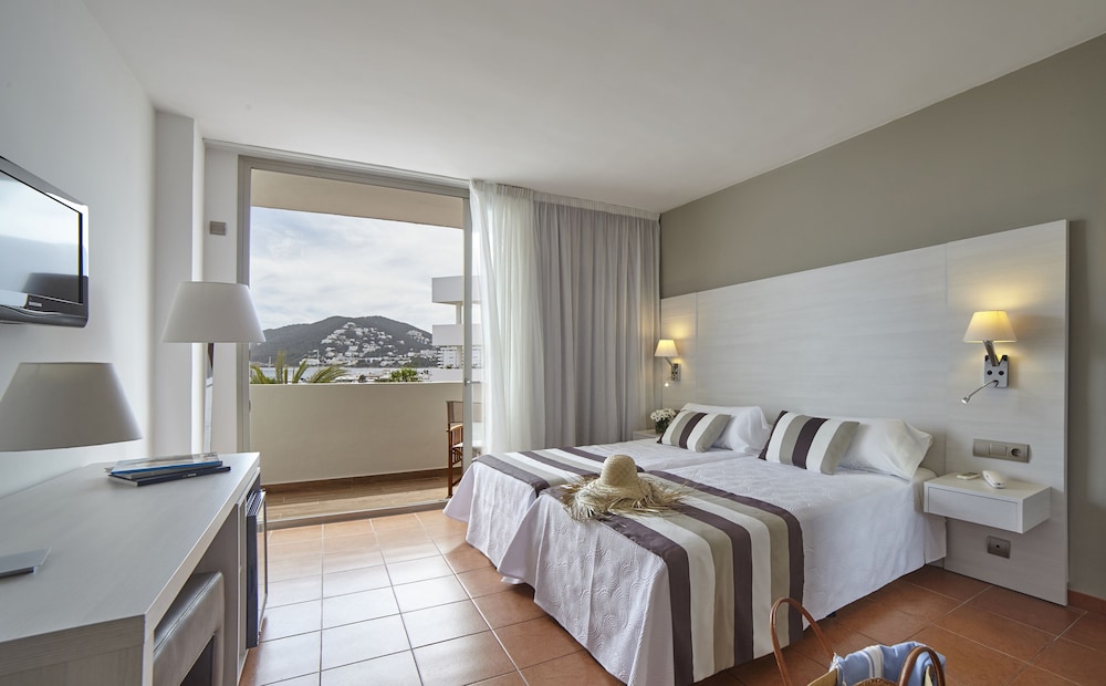 Hotel Tres Torres — Hotel rooms in Santa Eulalia, Balearic Islands