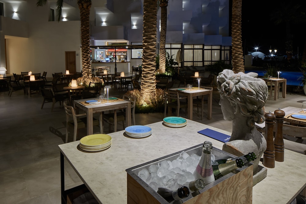 Hotel Tres Torres — Restaurant & bars in Santa Eulalia, Balearic Islands