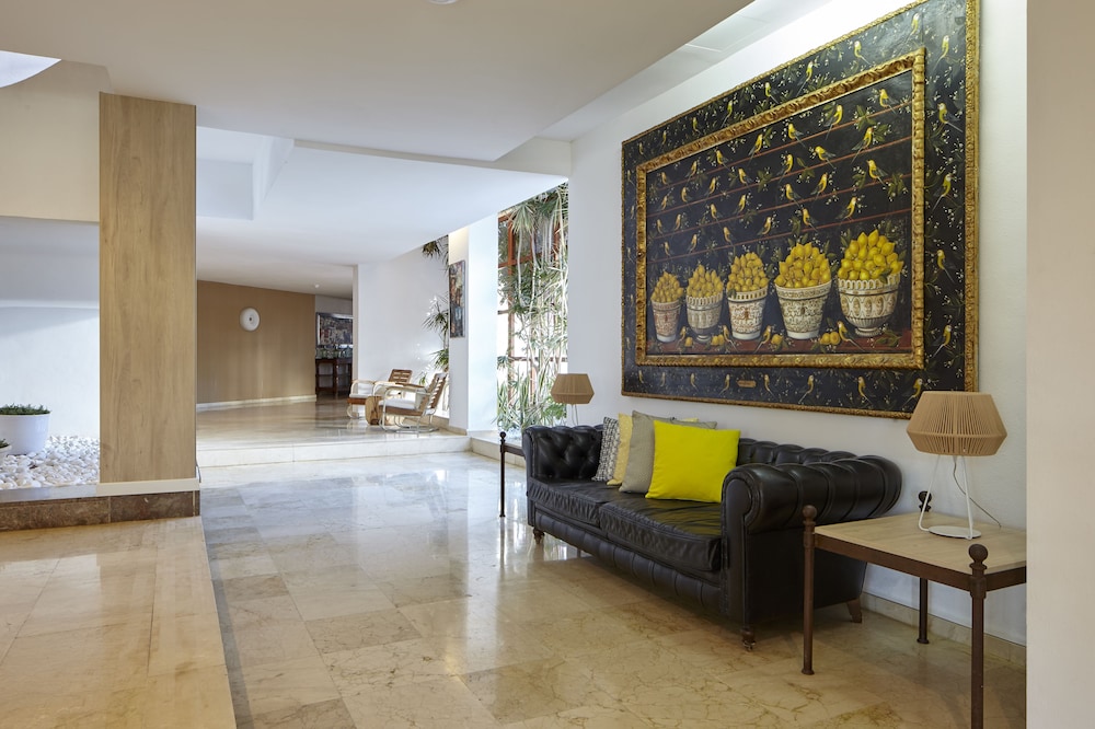 Hotel Tres Torres — Hotel building in Santa Eulalia, Balearic Islands