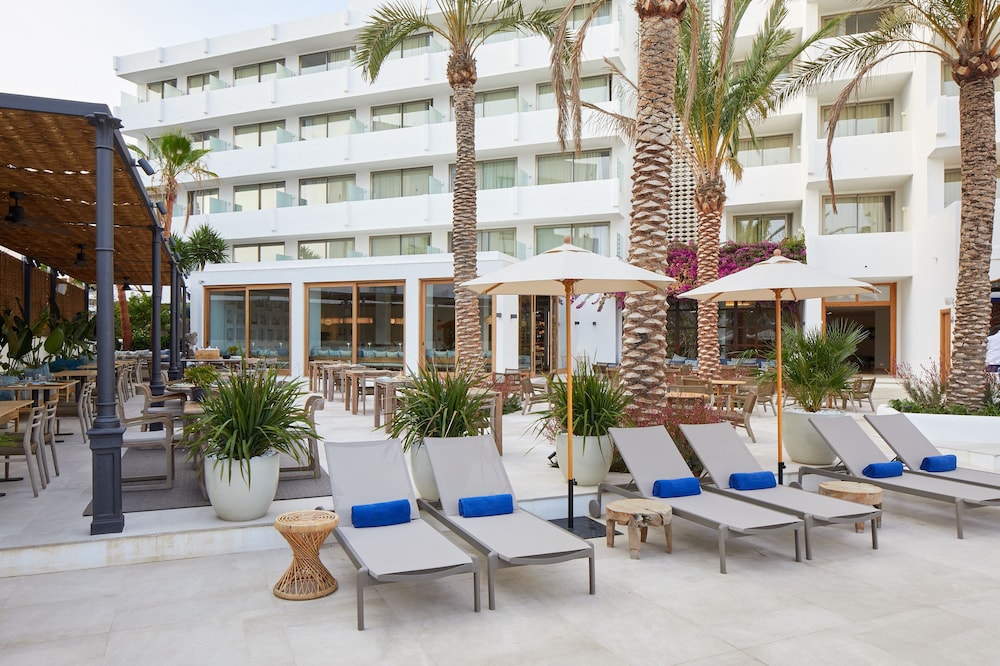 Hotel Tres Torres — Hotel building in Santa Eulalia, Balearic Islands