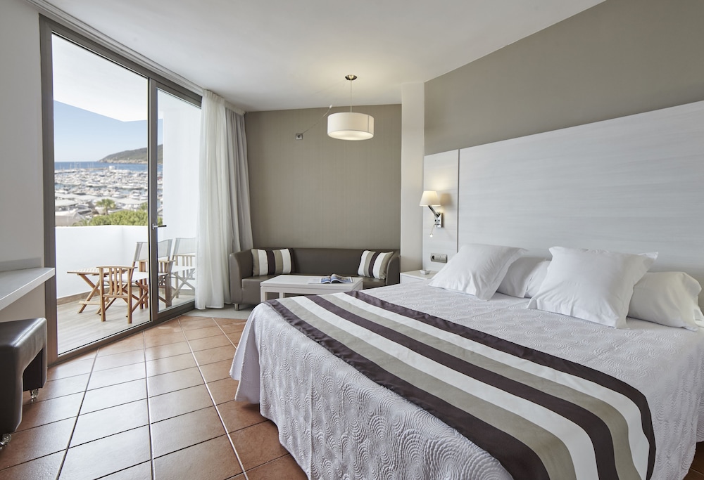 Hotel Tres Torres — Hotel rooms in Santa Eulalia, Balearic Islands