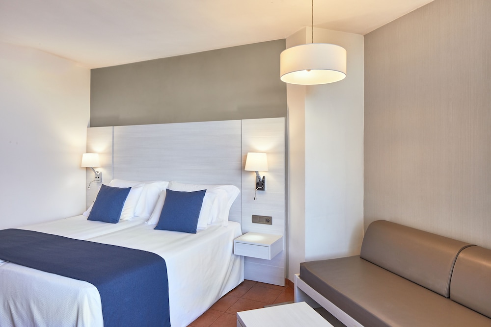 Hotel Tres Torres — Hotel rooms in Santa Eulalia, Balearic Islands