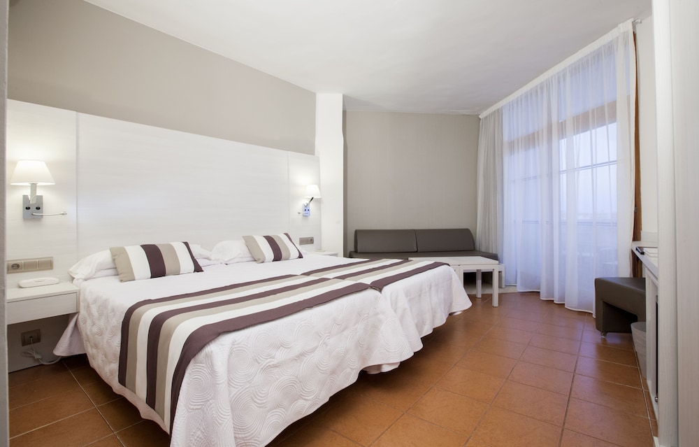 Hotel Tres Torres — Hotel rooms in Santa Eulalia, Balearic Islands