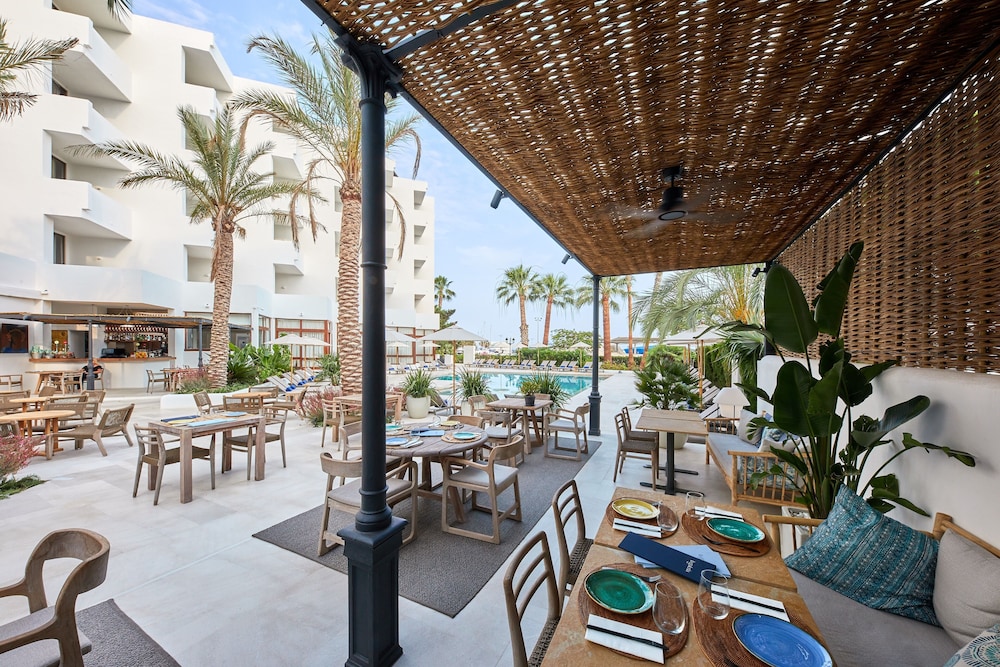 Hotel Tres Torres — Restaurant & bars in Santa Eulalia, Balearic Islands