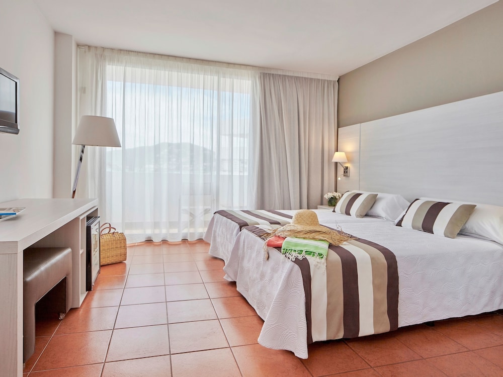 Hotel Tres Torres — Hotel rooms in Santa Eulalia, Balearic Islands