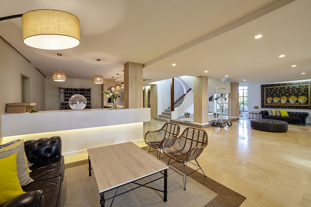 Hotel Tres Torres — Hotel building in Santa Eulalia, Balearic Islands