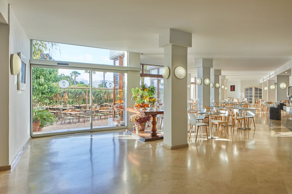 Hotel Tres Torres — Restaurant & bars in Santa Eulalia, Balearic Islands