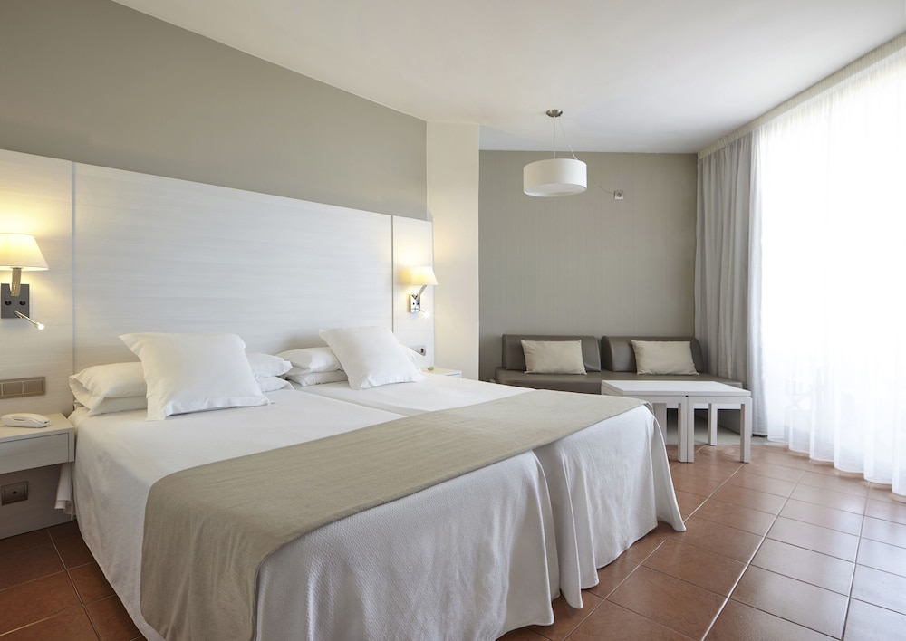 Hotel Tres Torres — Hotel rooms in Santa Eulalia, Balearic Islands