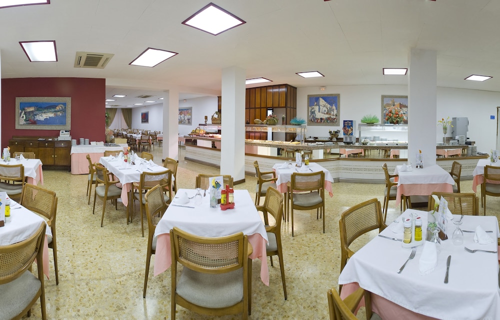 Hotel Tropical — Restaurant & bars in San Antonio, Balearic Islands