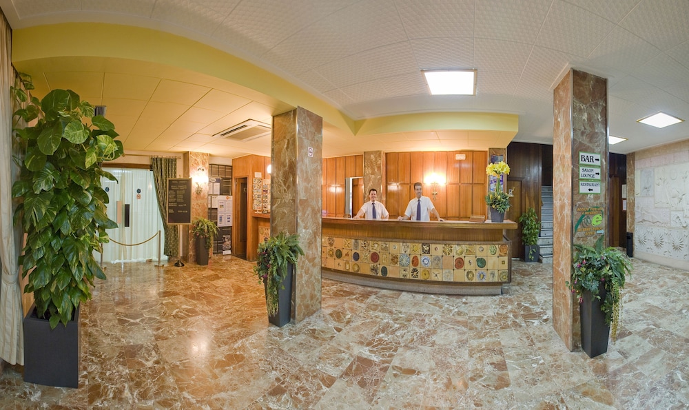 Hotel Tropical — Hotel building in San Antonio, Balearic Islands
