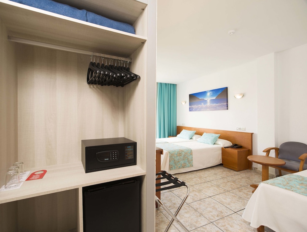 Hotel Tropical — Hotel rooms in San Antonio, Balearic Islands