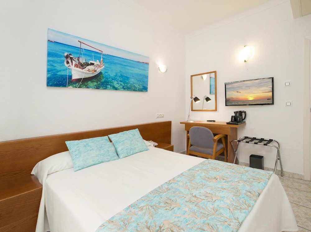 Hotel Tropical — Hotel rooms in San Antonio, Balearic Islands