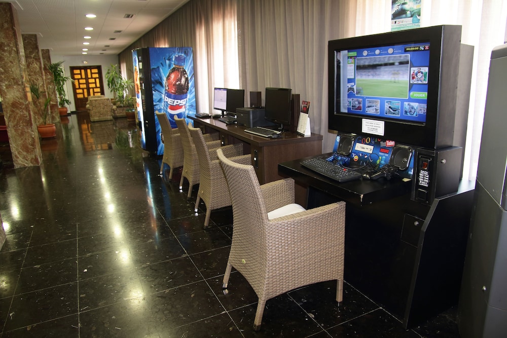 Hotel Tropical — Hotel building in San Antonio, Balearic Islands