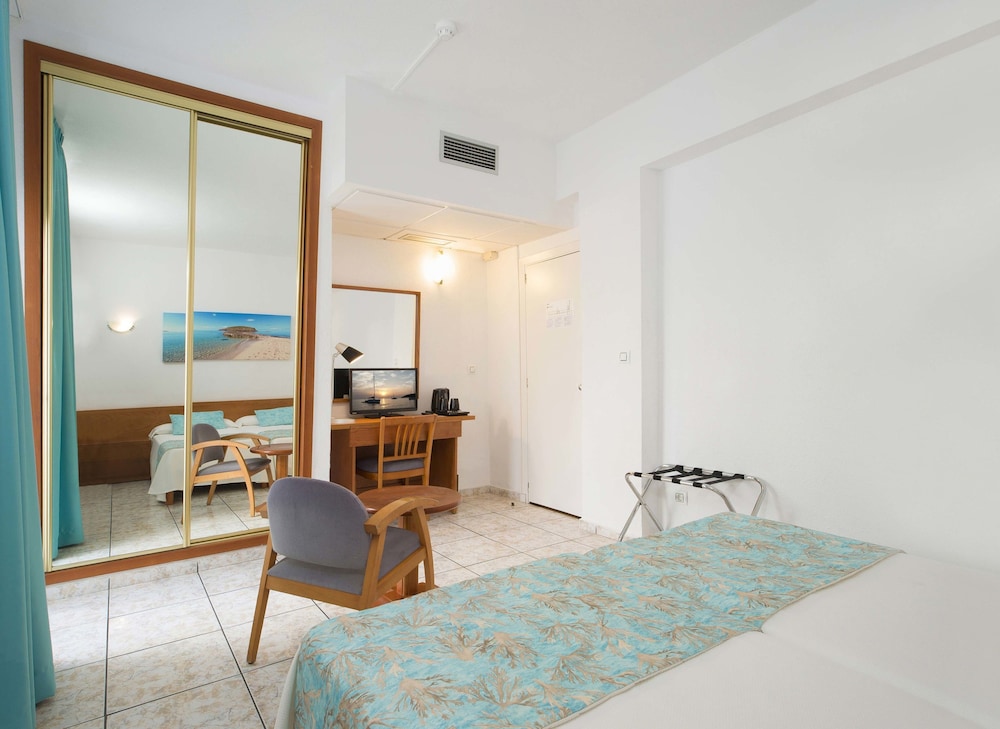 Hotel Tropical — Hotel rooms in San Antonio, Balearic Islands