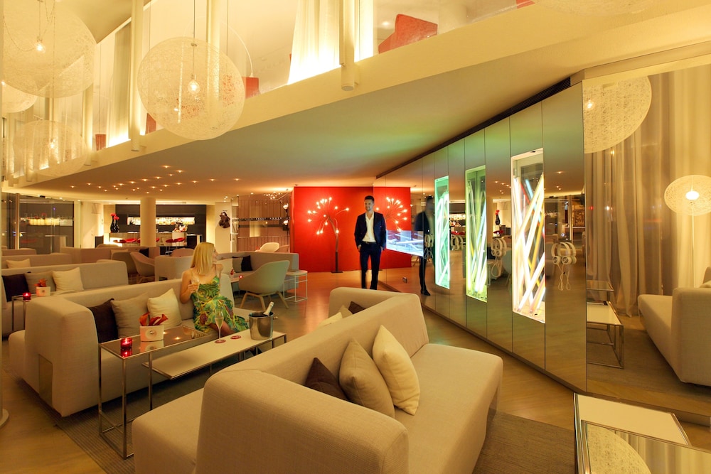 Cram Hotel — Restaurant & bars in Barcelona, Catalonia