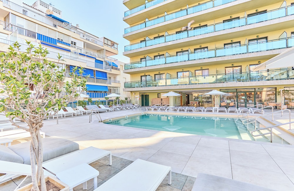 Leonardo Hotel Fuengirola Costa del Sol — Swimming pool in Fuengirola, Andalusia
