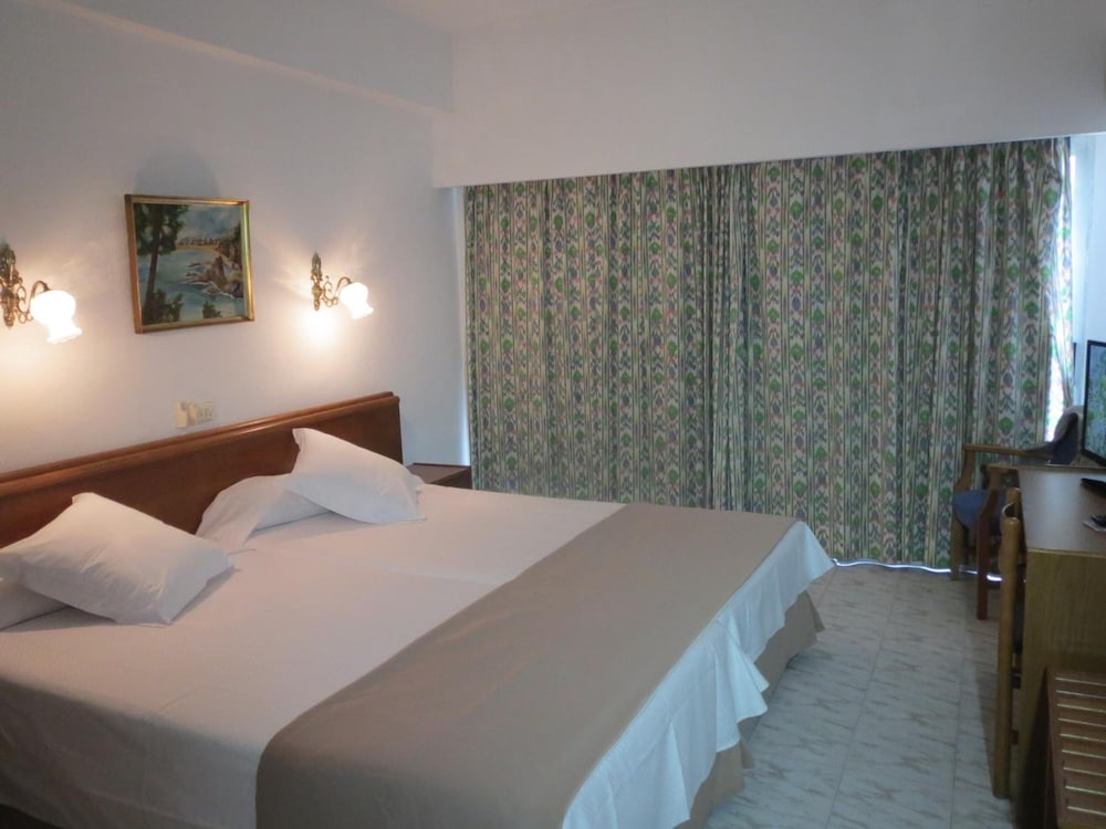 Hotel Amic Gala — Hotel rooms in Playa de Palma, Balearic Islands