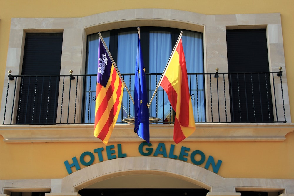 Galeon Suites — Hotel building in Pollenca, Balearic Islands