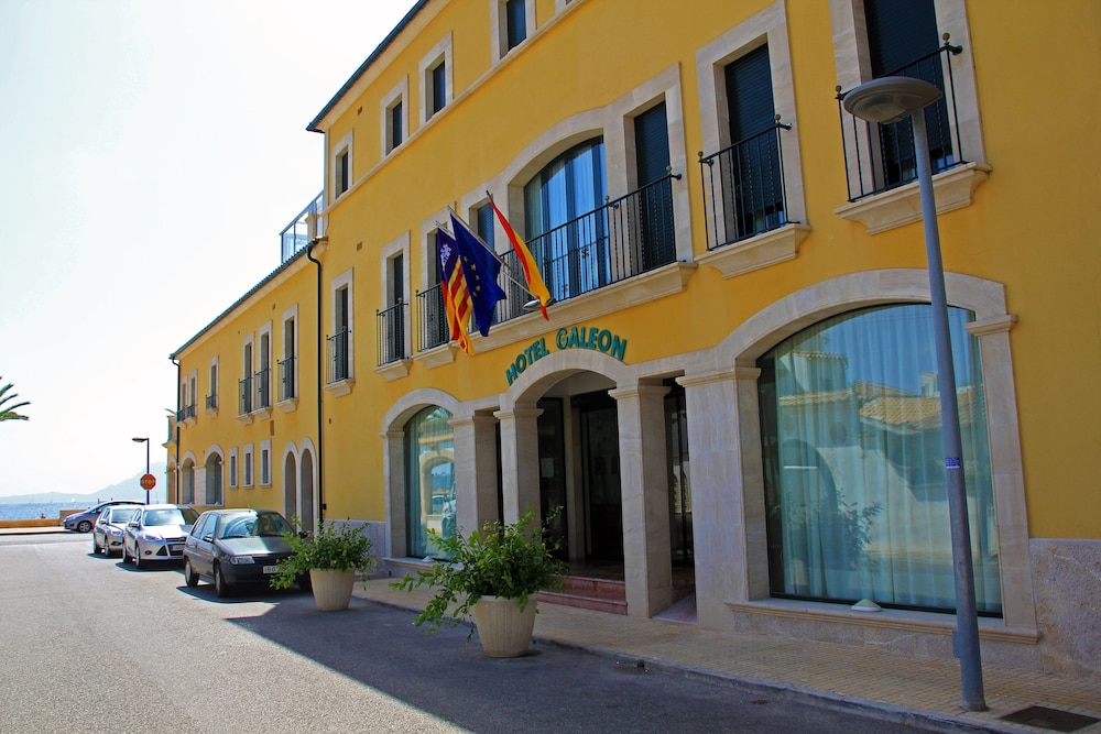 Galeon Suites — Hotel building in Pollenca, Balearic Islands