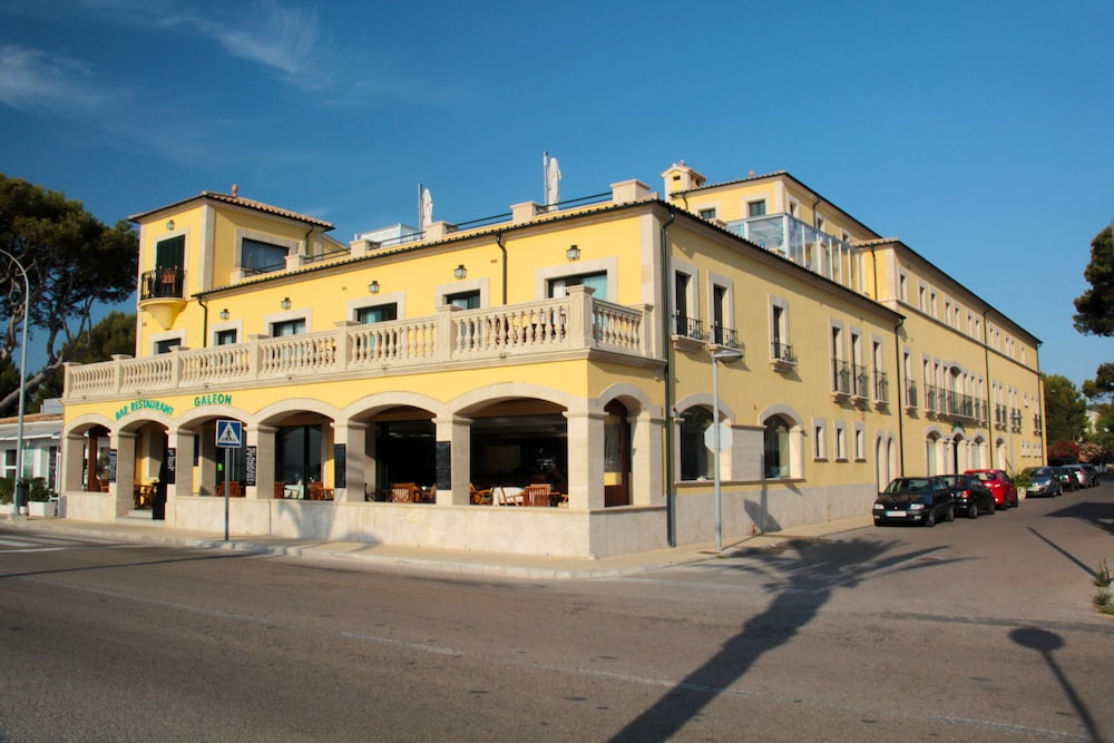 Galeon Suites — Hotel building in Pollenca, Balearic Islands