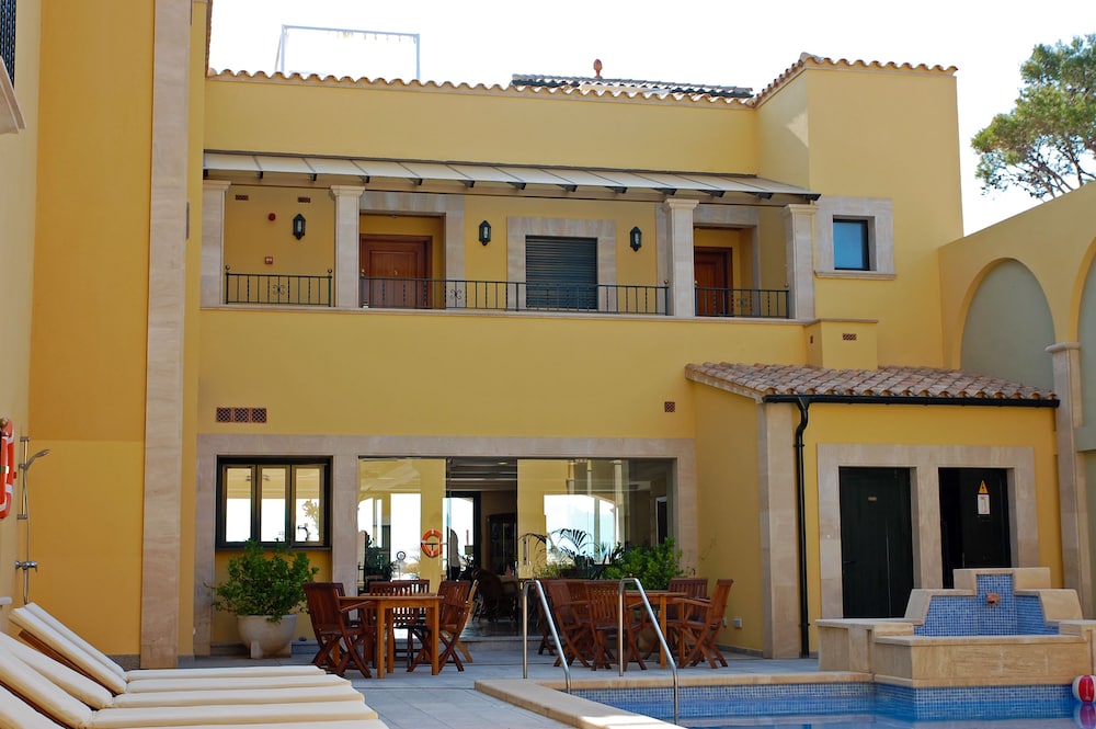 Galeon Suites — Hotel building in Pollenca, Balearic Islands