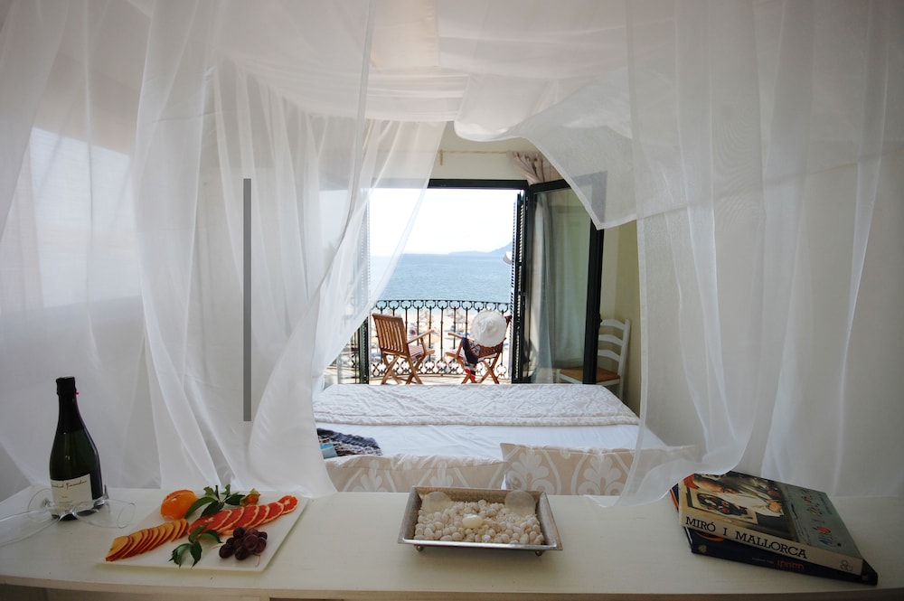 Galeon Suites — Hotel rooms in Pollenca, Balearic Islands