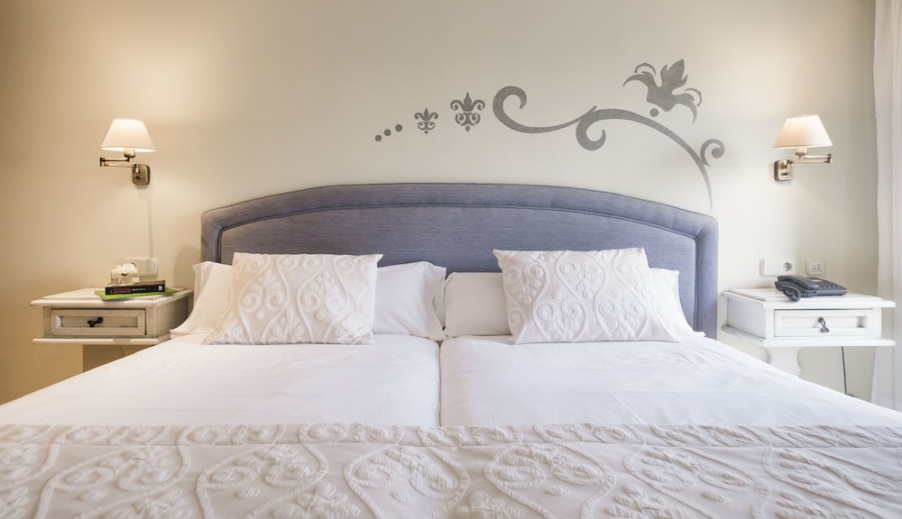 Galeon Suites — Hotel rooms in Pollenca, Balearic Islands