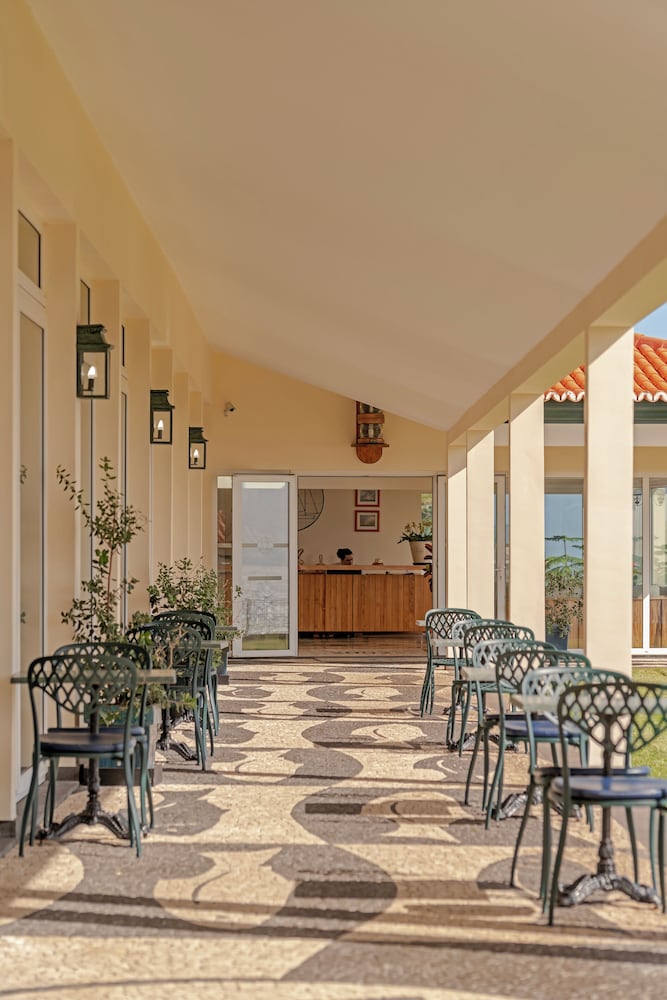 Albatroz Beach & Yacht Club — Restaurant & bars in Santa Cruz, Madeira