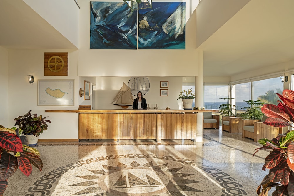 Albatroz Beach & Yacht Club — Hotel building in Santa Cruz, Madeira