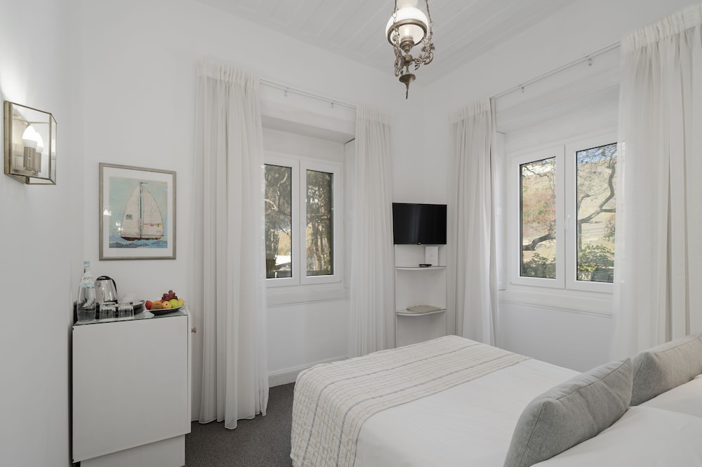 Albatroz Beach & Yacht Club — Hotel rooms in Santa Cruz, Madeira